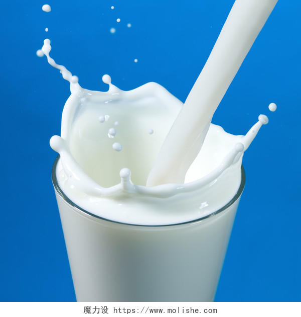 一杯牛奶白色液体牛奶滴落滴溅牛奶波纹特写背景图片